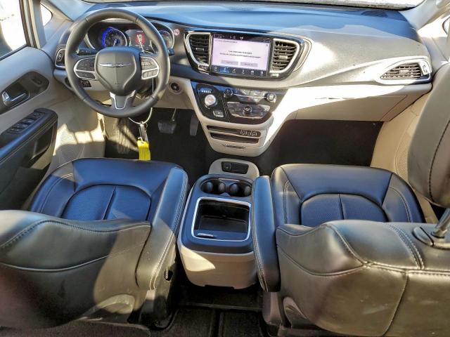 Chrysler Pacifica Touring L Image 6