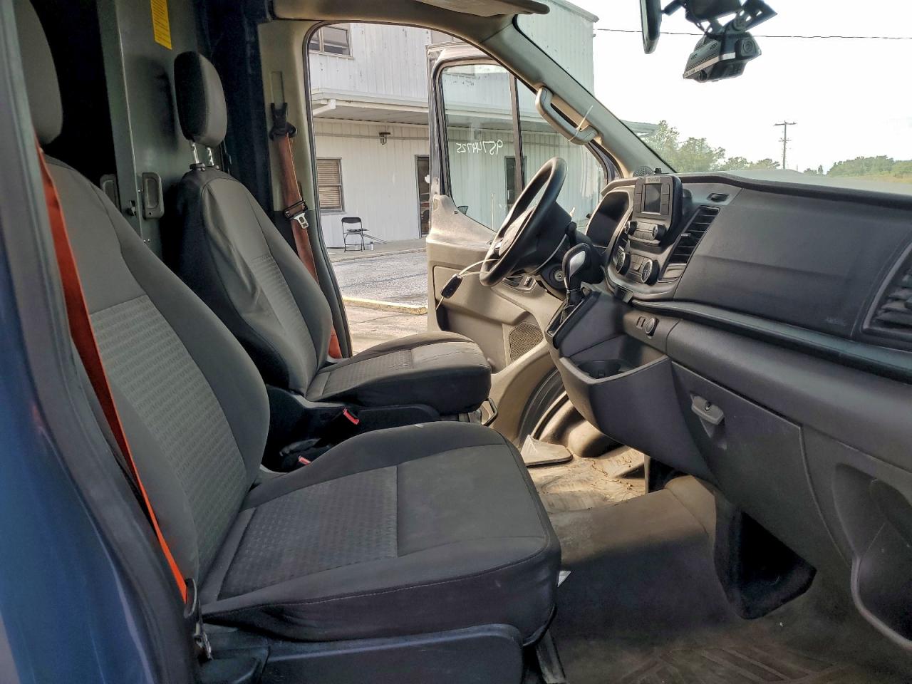 Ford Transit T-250 Image 4