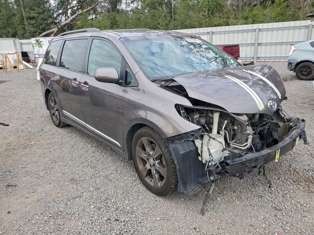 Toyota Sienna Se Image 2