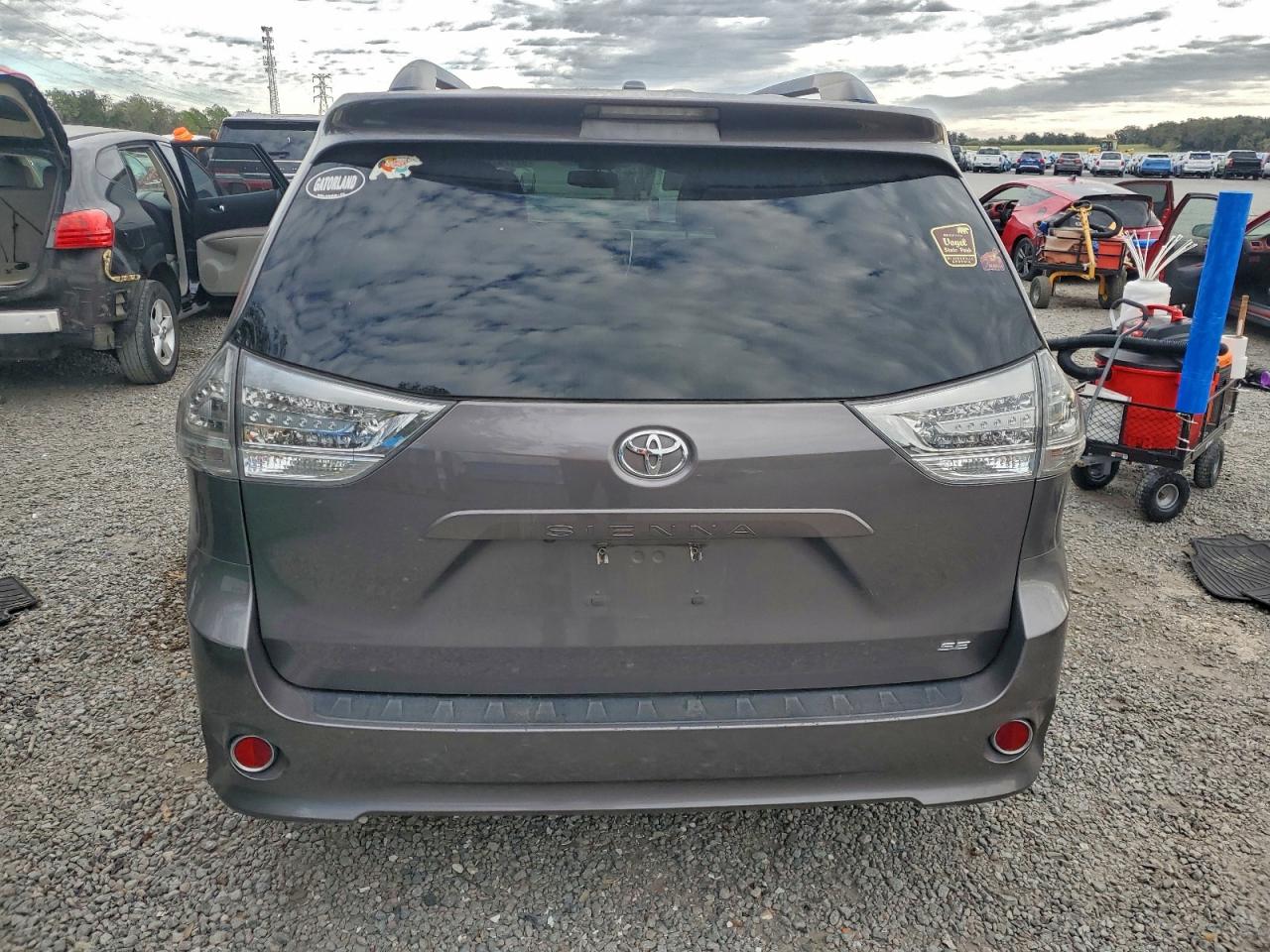 Toyota Sienna Se Image 6