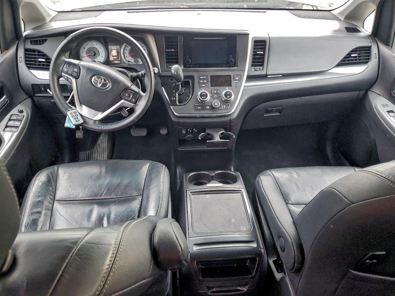 Toyota Sienna Se Image 14