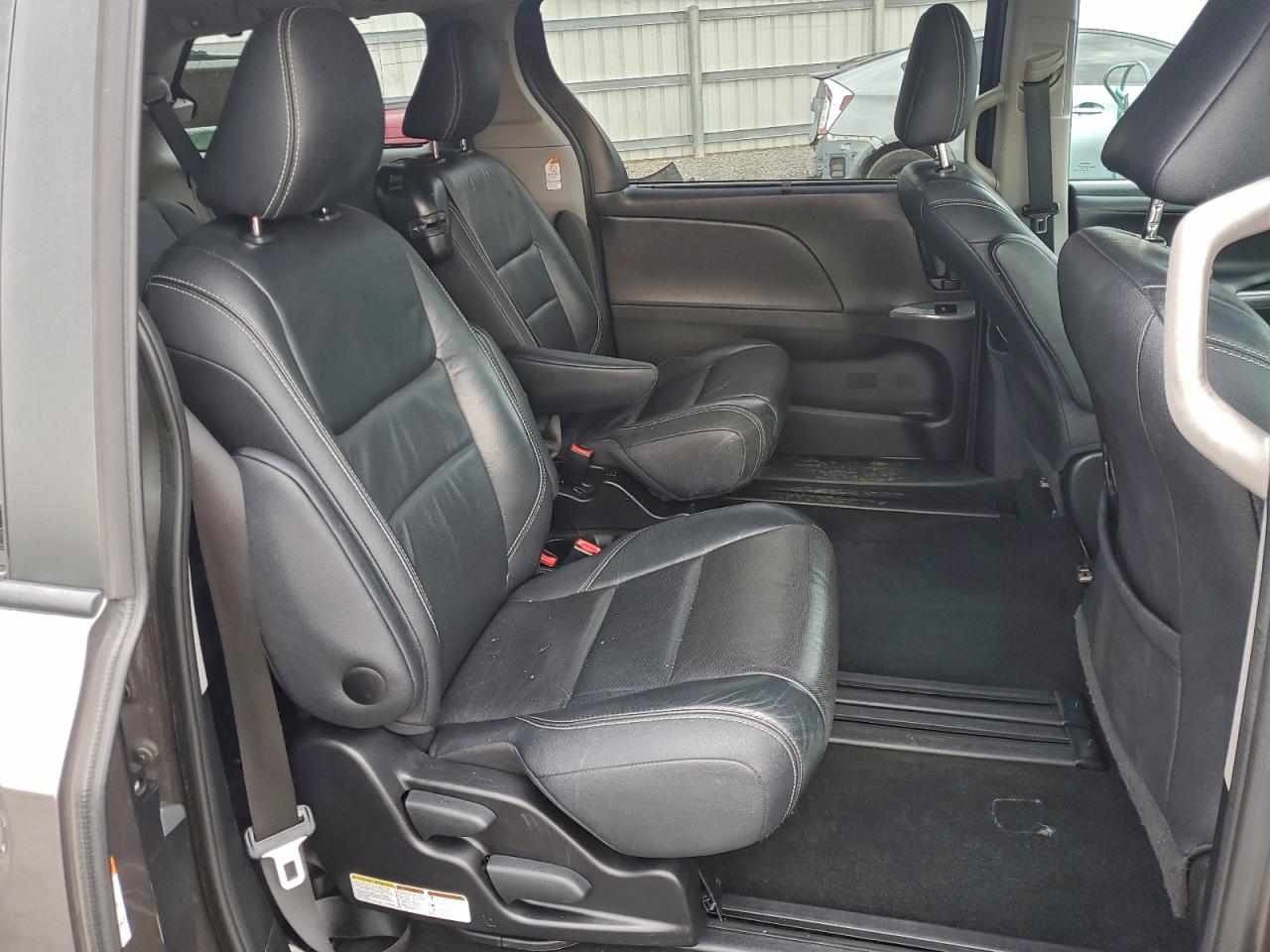 Toyota Sienna Se Image 11