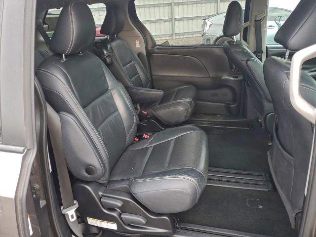 Toyota Sienna Se Image 11