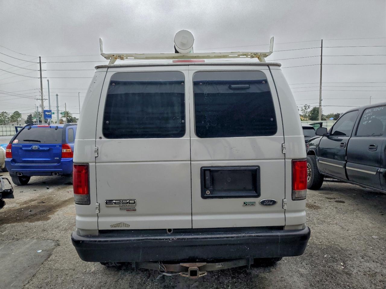 Ford E-250 E250 Van Image 3