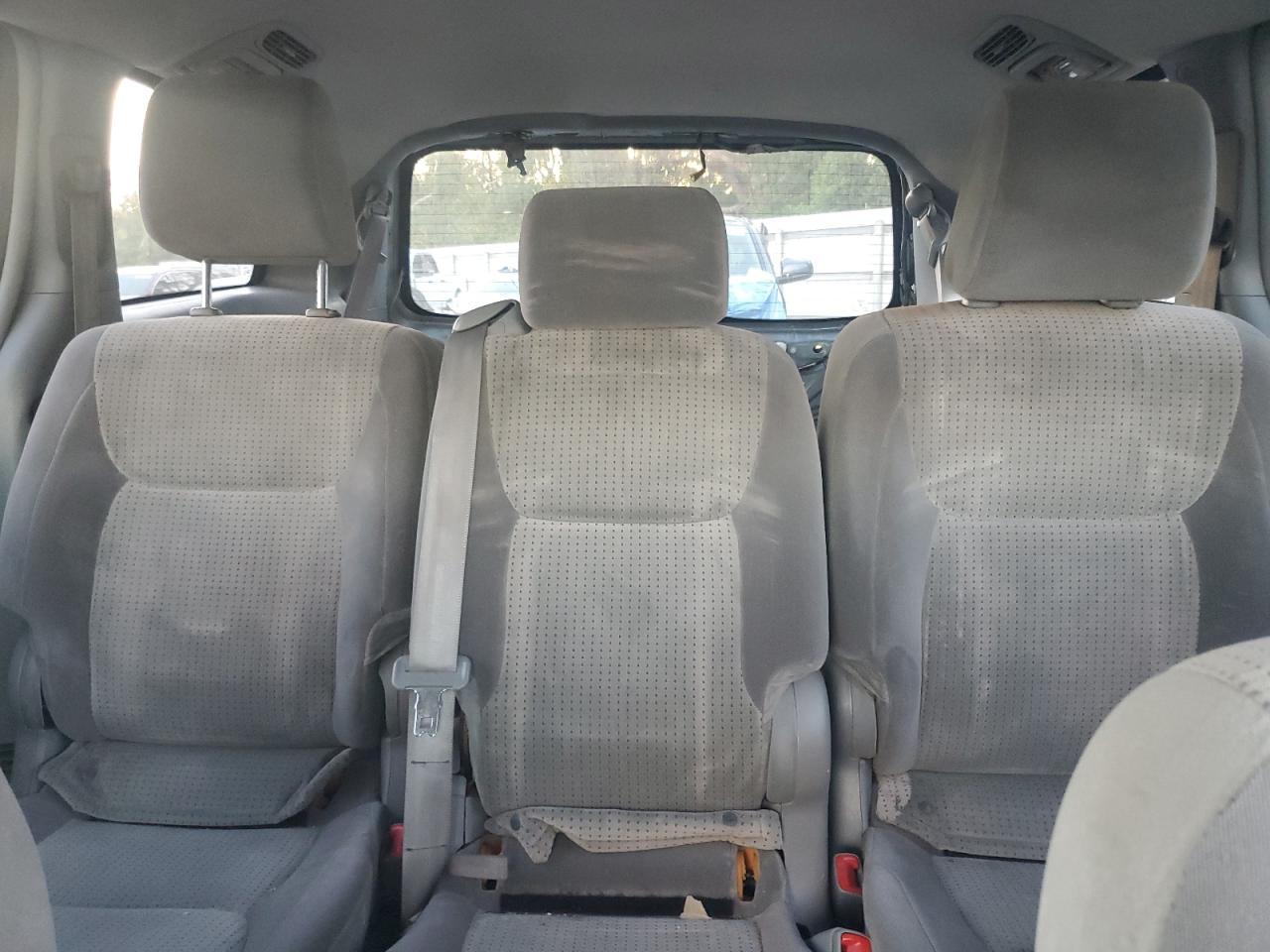 Toyota Sienna Ce Image 2