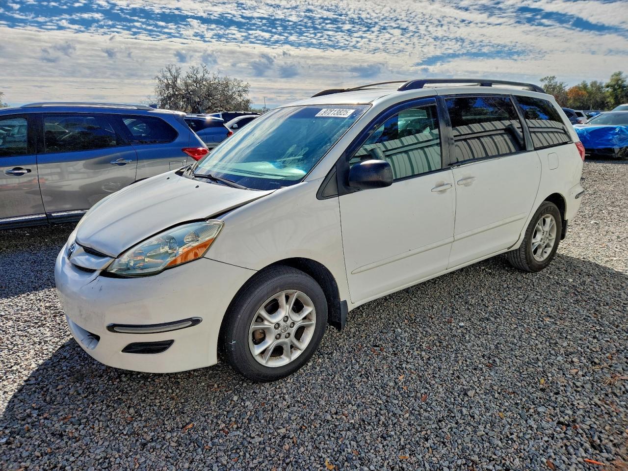Toyota Sienna Le Image 1