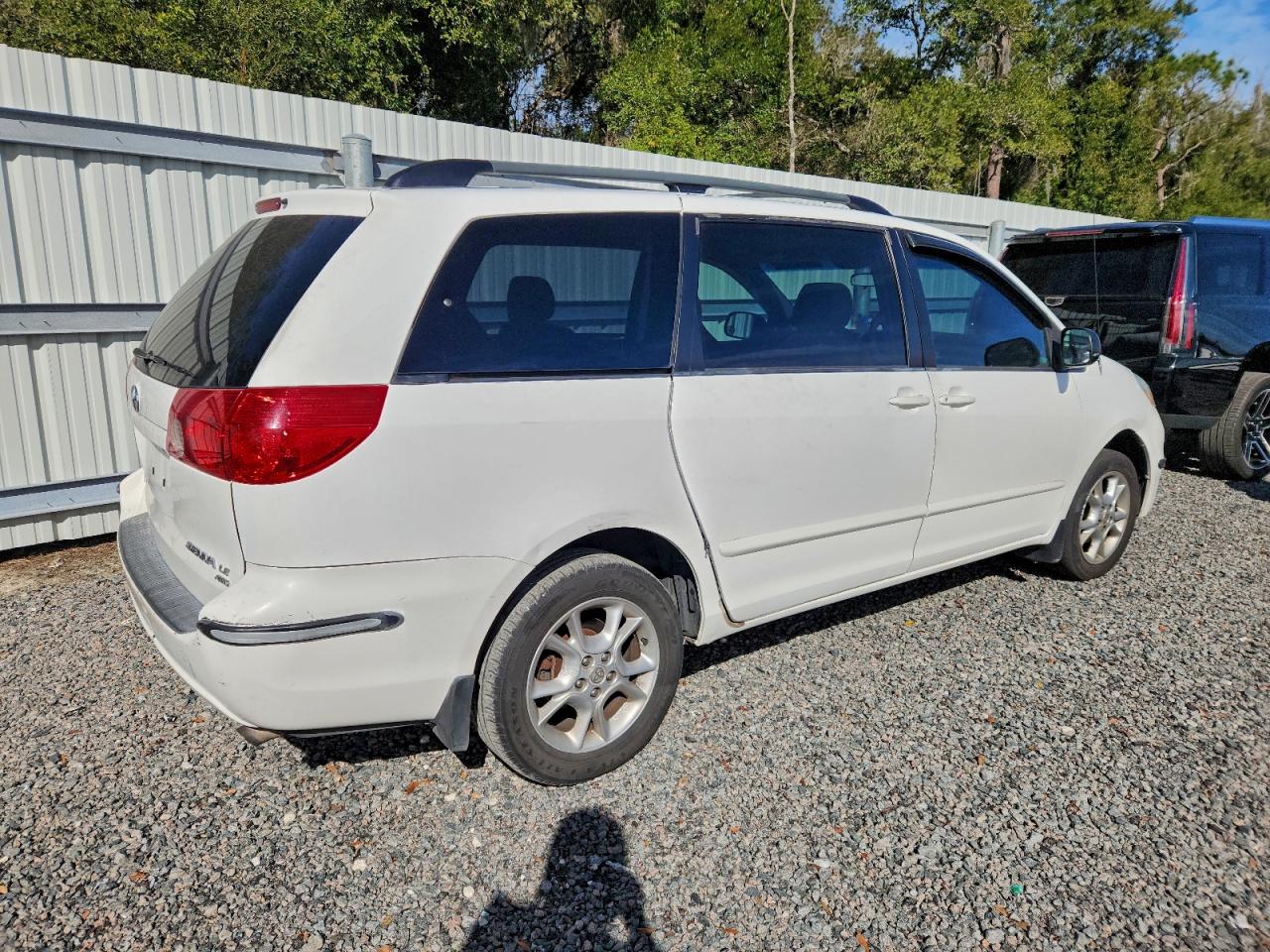 Toyota Sienna Le Image 2