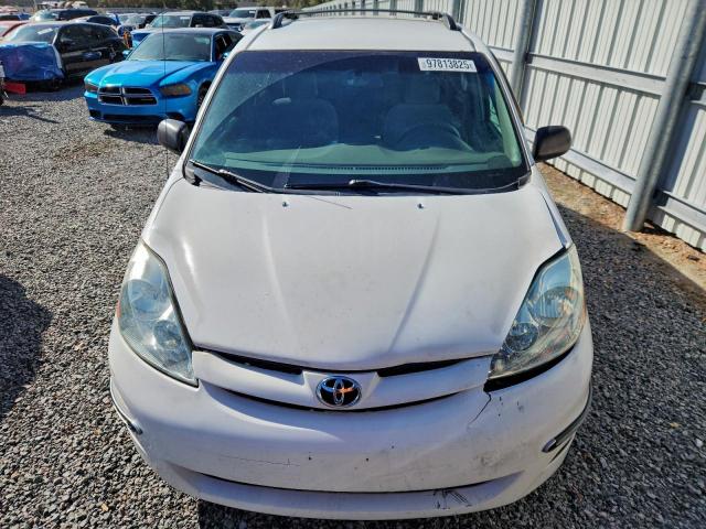 Toyota Sienna Le Image 9