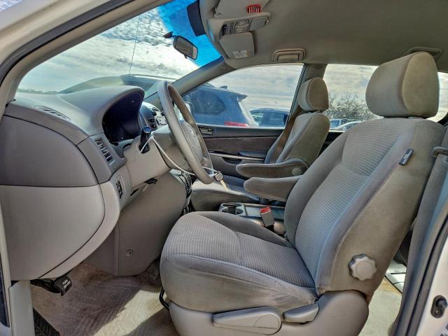 Toyota Sienna Le Image 4