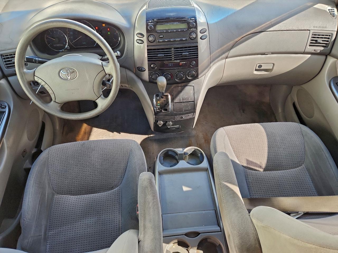 Toyota Sienna Le Image 11