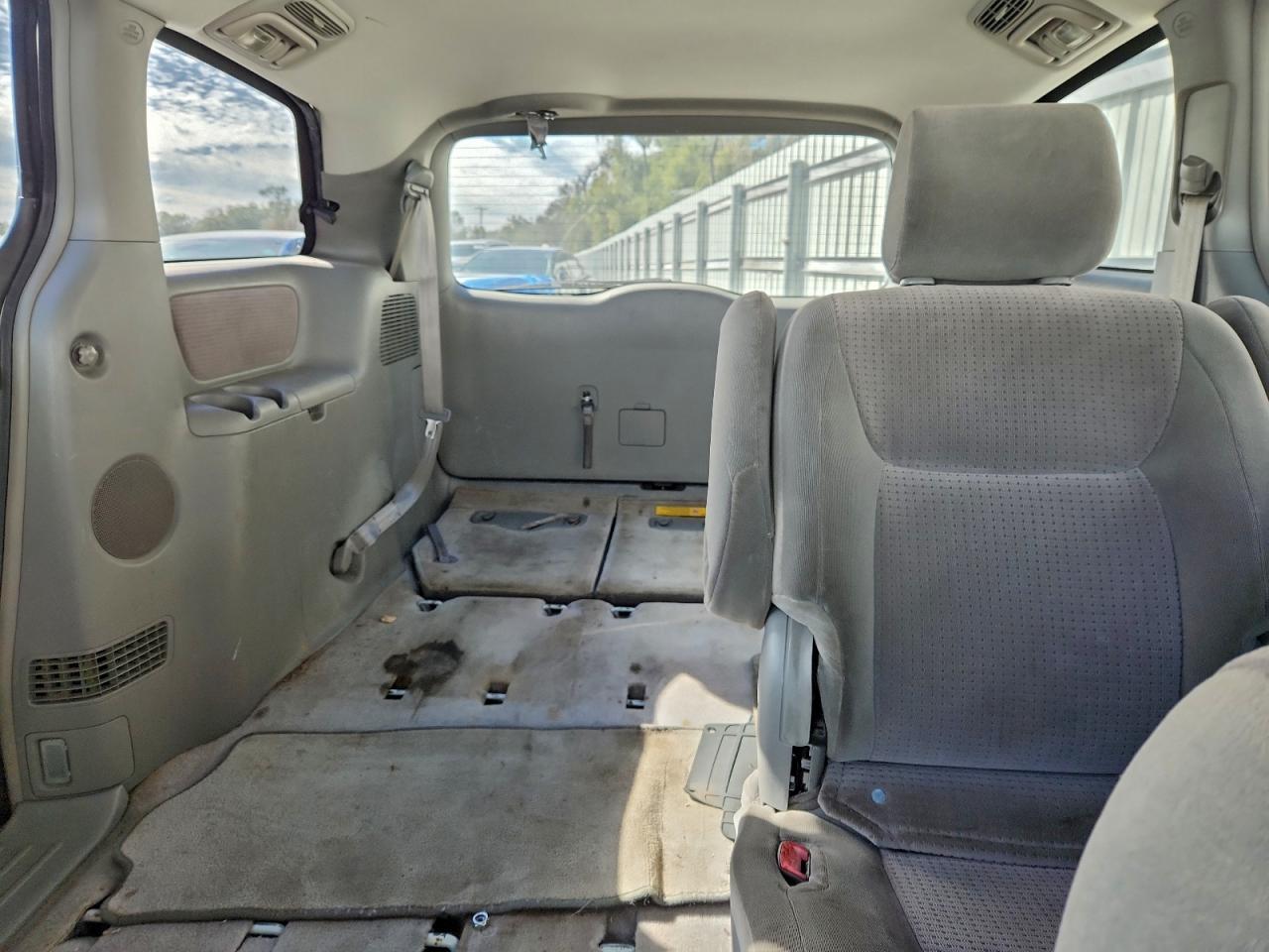 Toyota Sienna Le Image 5