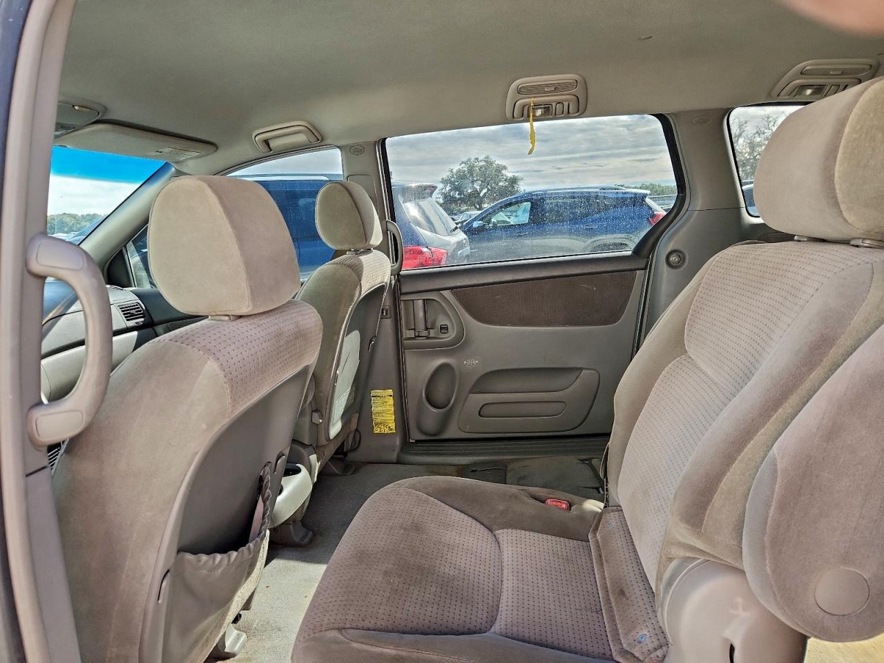 Toyota Sienna Le Image 10