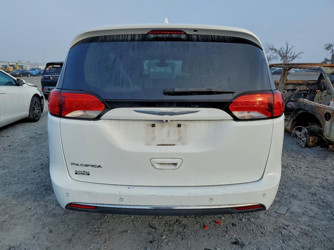 Chrysler Pacifica Touring L Image 2