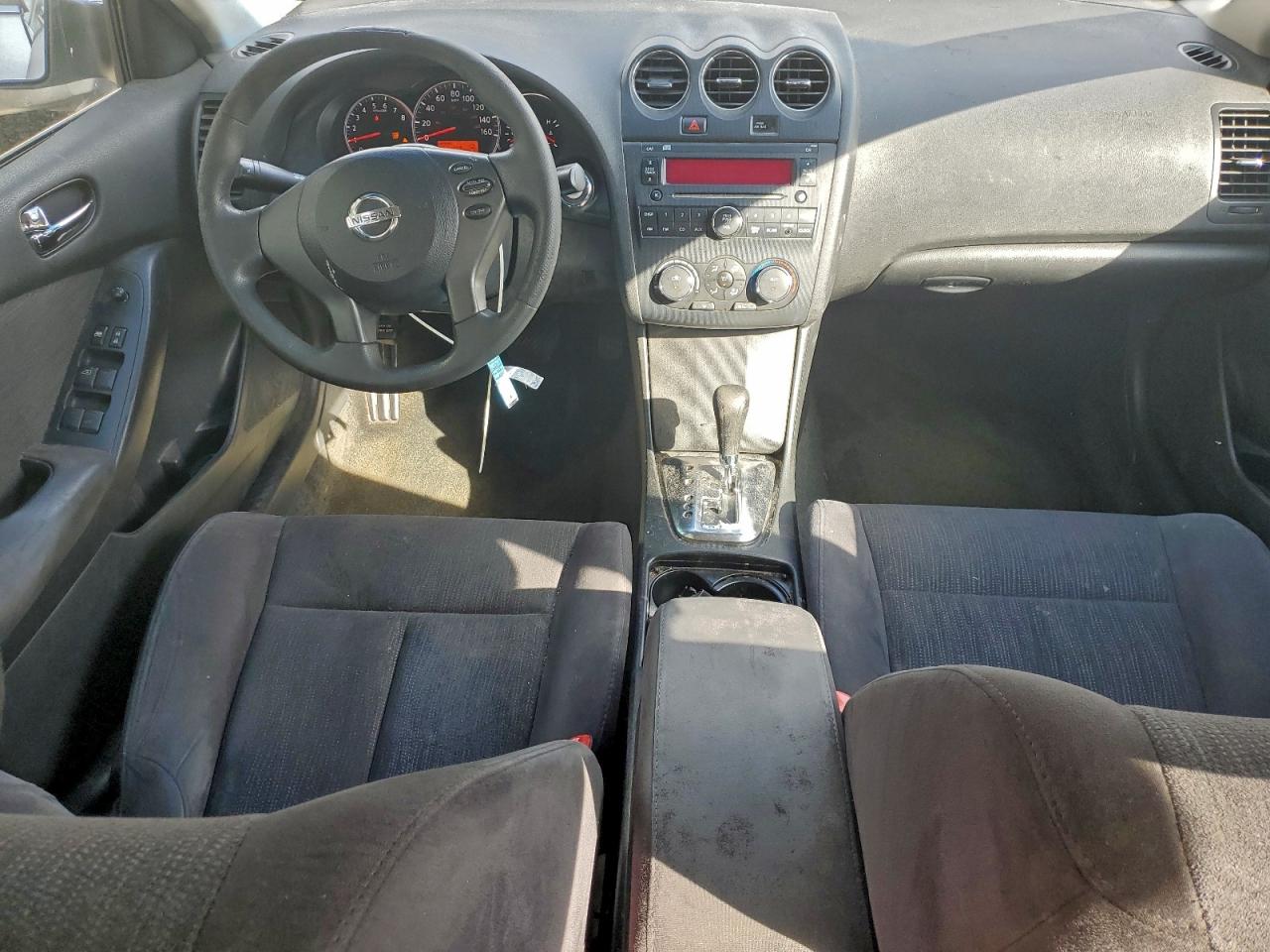 Nissan Altima Base Image 9