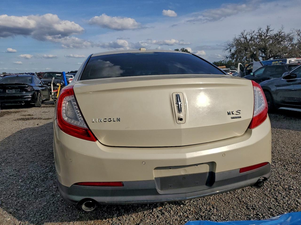 Lincoln MKS Image 11